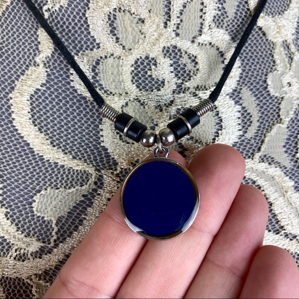 🌈 Color-Changing Mood Necklace 🌈 - Picture 7 of 8